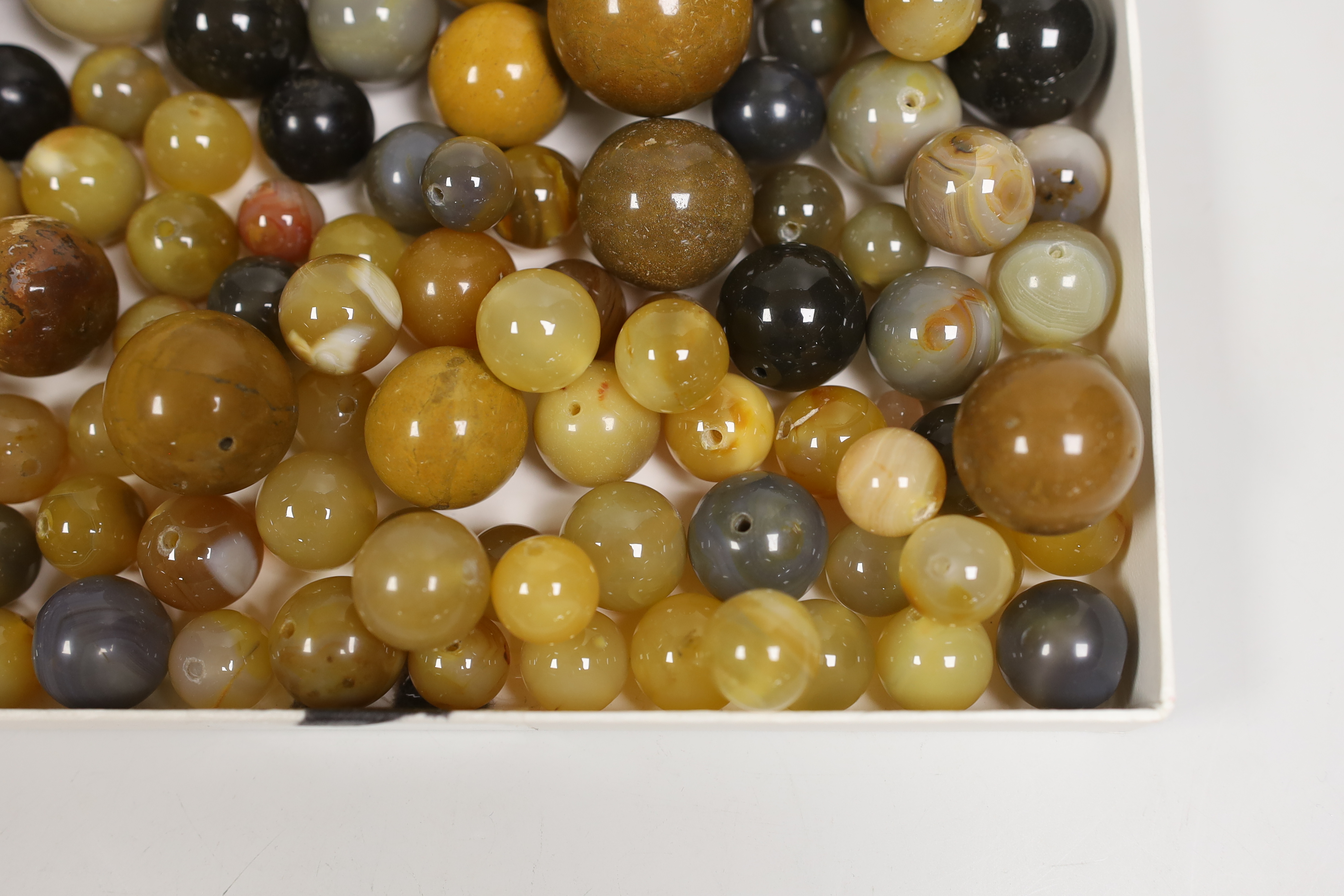 A quantity of assorted agate beads.